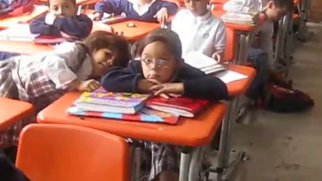 Estudiantes de Ciclo I siguen la lectura que realiza su directora de grupo смотреть онлайн