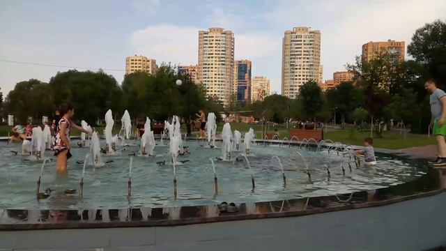Дети купаются в фонтане смотреть онлайн