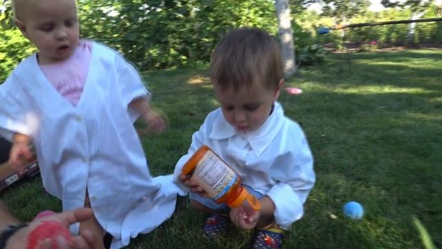 ВРАЧИ! Играем в доктора. Лечим папу.Dad baby playing doctor, learn color смотреть онлайн