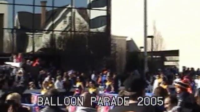 Divya watching Stamford CT USA Baloon parade 2005 смотреть онлайн