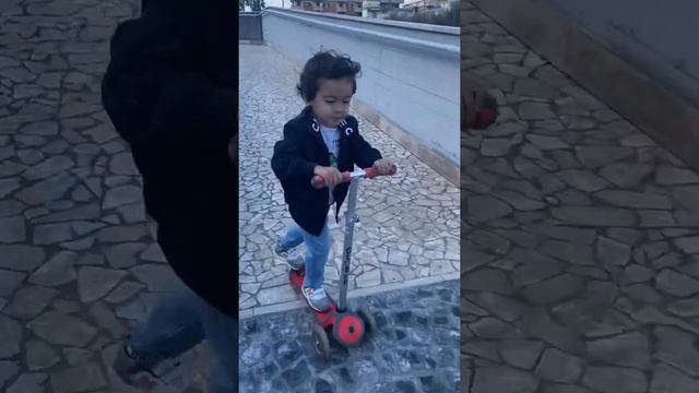 3 years old using Globber scooter ? смотреть онлайн