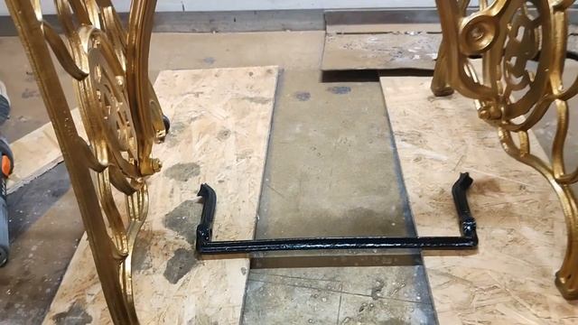 ? Столик из станины швейной машины ЗИНГЕР и мебельного щита. смотреть онлайн