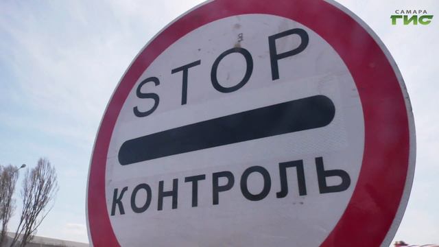 Полицейские контролируют, как горожане соблюдают режим самоизоляции смотреть онлайн