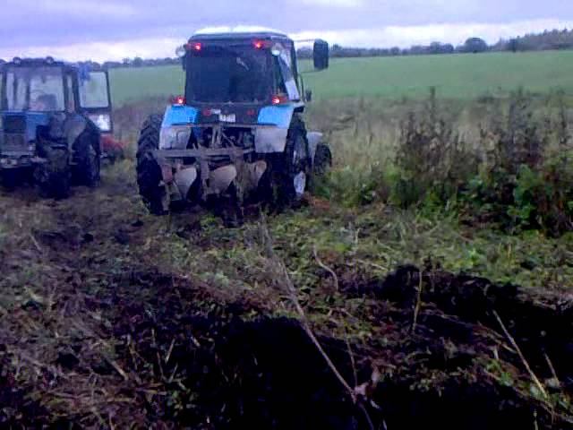 мтз 82.1 с плугом по болотине