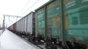 Тепловоз 2ТЭ25КМ-0375 и электровоз 2ЭС5К-378 с грузовыми поездами