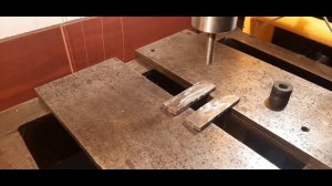 Сверлильный станок с электродвигателем от стиральной машины.