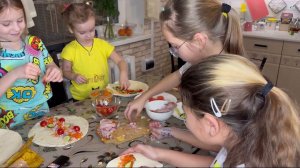 ДЕВЧОНКИ ГОТОВЯТ ШАУРМУ.