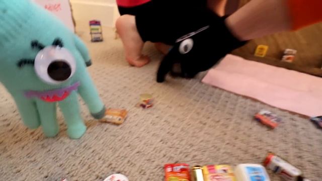 MONSTER HANDS FAMiLY!! Adley’s surprise Birthday Party! Tiny Town Neighborhood & new Shopping Stor смотреть онлайн