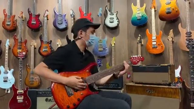 Ernie Ball Musicman JP-7 Quilted Maple Top (Dragon's Blood) Demo at Hiendguitar смотреть онлайн