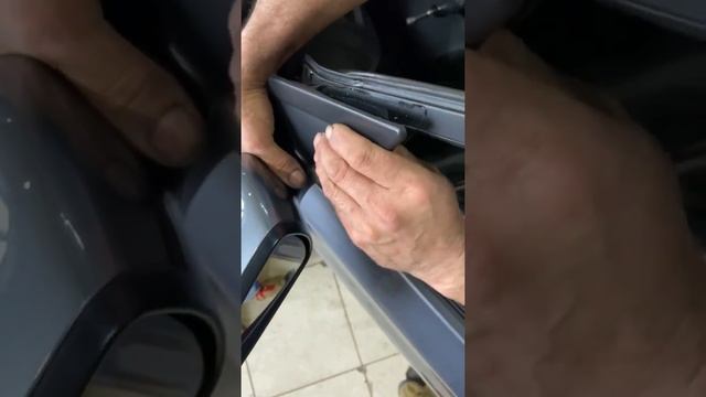 Как снять зеркала и уплотнитель стекла на двери на Hyundai Solaris смотреть онлайн