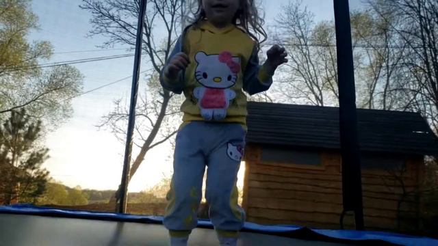 The child jumps. Ребенок прыгает на батуте смотреть онлайн