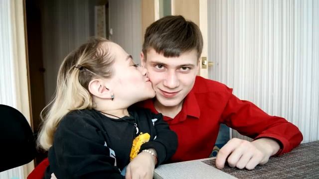 Как ВЫГЛЯДИТ челябинская ДЮЙМОВОЧКА, которую муж НОСИТ на руках смотреть онлайн