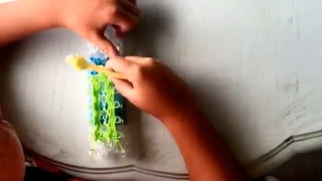 Плетение 3D гороха из резинок Rainbow loom 2 часть смотреть онлайн