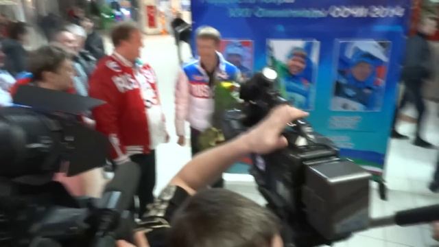 Олимпийского чемпиона Алексея Волкова встречают в Ханты-Мансийске смотреть онлайн
