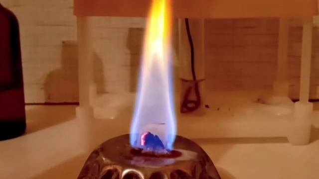 Розовое пламя горения соли ЛИТИЯ. Качественная реакция на ионы ЛИТИЯ. Опыты по химии. смотреть онлайн