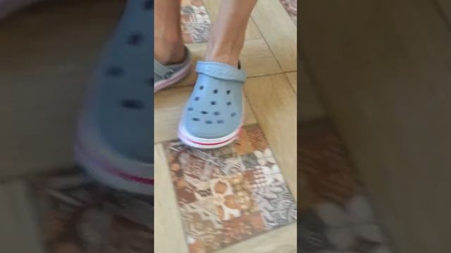 Crocs . Как просто отличить подделку от оригинала!! Развод crocs палево ..Сабо смотреть онлайн