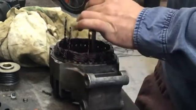 ФФ2 1.6 Снятие/установка ремня генератора, снятие/установка генератора, Разборка/сборка генератора. смотреть онлайн