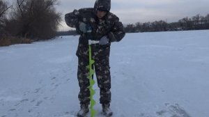 Это фиаско, братан. Китайский шуруповерт ломает адаптер ледобура