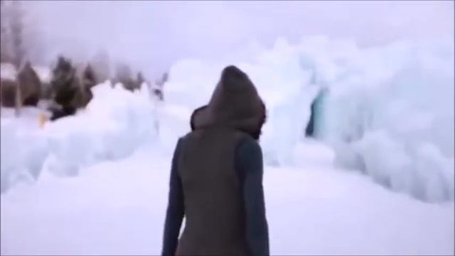 ДЕВУШКА ВО ЛЬДАХ ОЧЕНЬ КРАСИВО ИГРАЕТ НА СКРИПКЕ смотреть онлайн