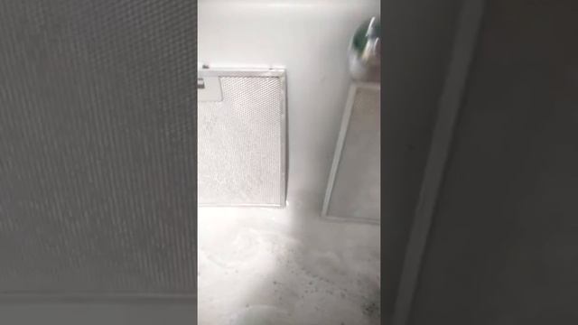 Почистила сетку от вытяжки средством Azelit, супер результат!