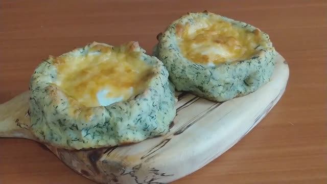 Картофельные гнездышки с яйцом и сыром.