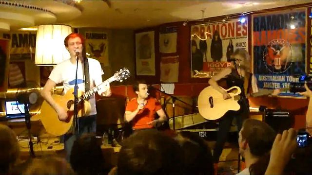 The Subways with Rock'n'Roll Queen (acoustic, live) Berlin 2011, special Gig in Ramones Museum смотреть онлайн