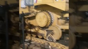 Установка гусеницы на бульдозер.