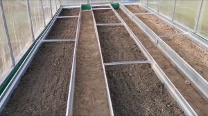 Высокие грядки в теплице.