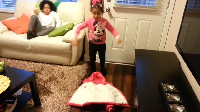 How to put a Jscket on by Rawan Kanaan. смотреть онлайн