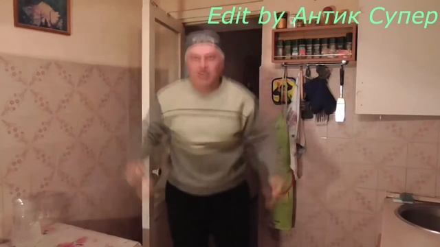 Человек в комнате танцует танец под " Coffin Dance" смотреть онлайн