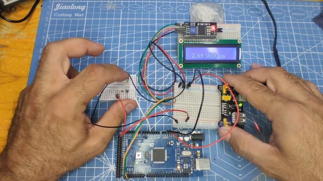 MEGA2560 Nº 1005 Voltímetro DC para baterías con muestra en LCD. смотреть онлайн