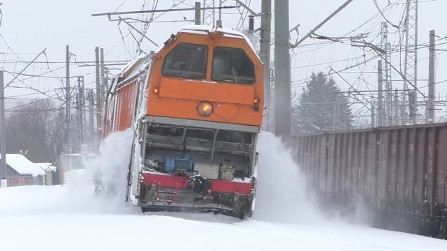 СМ5-803 (ВНИИЖТ) производит очистку ж/д путей на кольце в Щербинке. смотреть онлайн