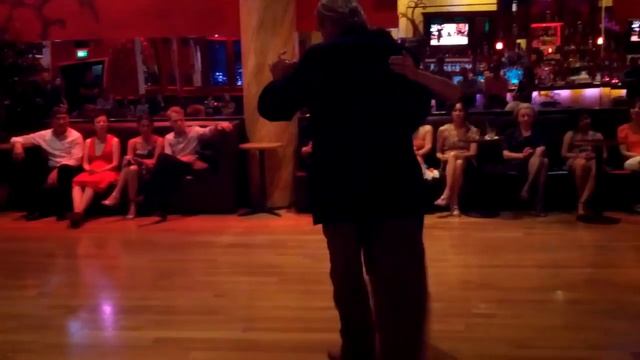 Oscar Casas and Marie Roach — "Diez soldaditos" — 3/3 at Alberto's смотреть онлайн