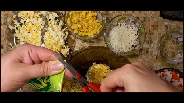 КАК ПРИГОТОВИТЬ КРАБОВЫЙ САЛАТ? КРАБОВЫЙ САЛАТ ИЛИ САЛАТ ЛУИ смотреть онлайн