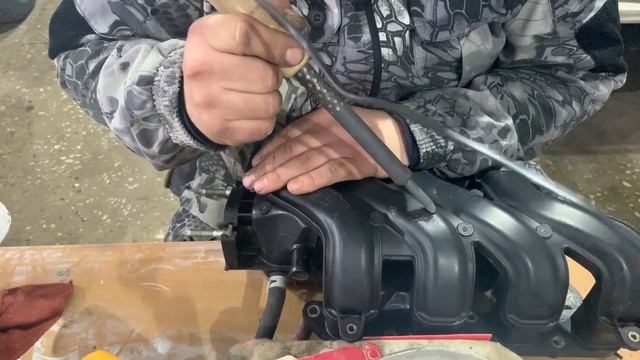 Снятие и ремонт впускного коллектора двигателя 1NZ-FE на Toyota Sienta 2003 г.в. смотреть онлайн