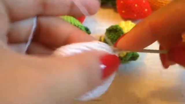 Вяжем чеснок крючком. Фрукты и овощи крючком . Игрушки смотреть онлайн