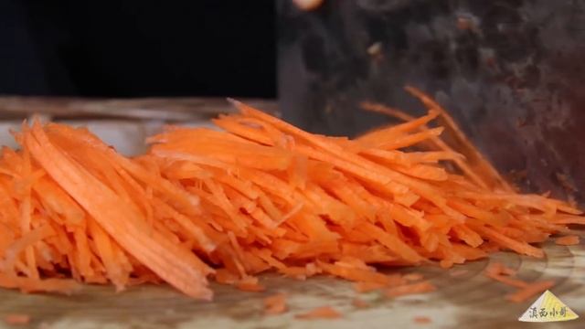 一道云南人家饭桌上必不可少的菜：酸腌菜炒肉【滇西小哥】 смотреть онлайн