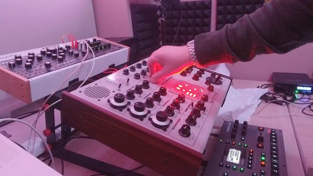 Creating layers of ambient drones using the Syntrx, the Octatrack and modular delays смотреть онлайн