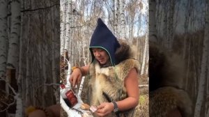 Китаец пьёт ликёр Амаретто.