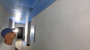 Отделка стен декоративной штукатуркой в подъездах новостроек