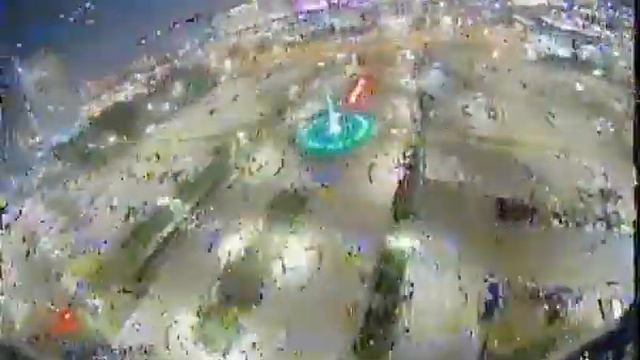 практически в полной темноте, небо в этот момент уже чёрное, поэтому картинка конечно такая себе :) смотреть онлайн