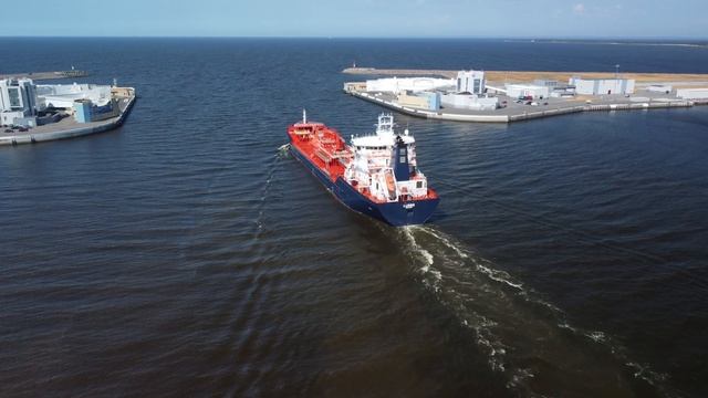 Торговое судно проходит через морские ворота в Кронштадте. смотреть онлайн