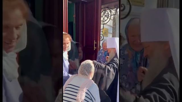 ☦Сколько радости 🤗 Митрополит Павел в Лавре, ликование мирян смотреть онлайн