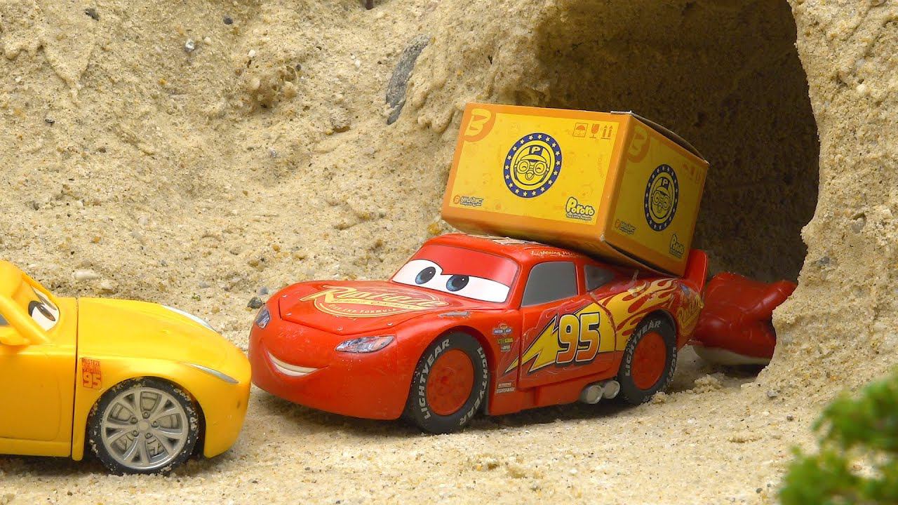 Экскаватор черпал песок и столкнулся с грузовиком | Автомобиль Диснея встретил змею в пещере смотреть онлайн