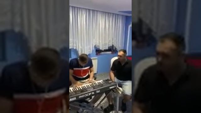 Danijel knezevic vs thesic nikolic Cover sve su zene iste смотреть онлайн