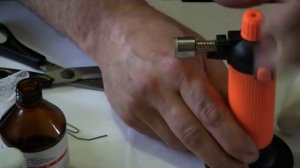 Прокалываем ноготь после травмы .mp4