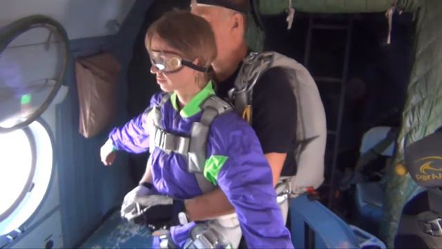 Парашют. Первый прыжок в тандеме. Коротич 2012. 3000 м. смотреть онлайн