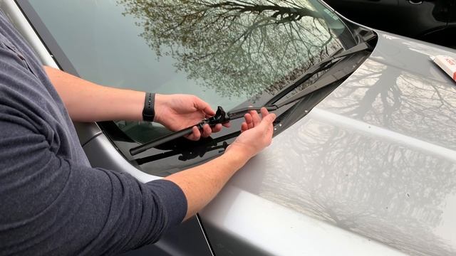Subaru Forester HOW TO: Replace Windshield Wiper (2013-2018 SJ) смотреть онлайн