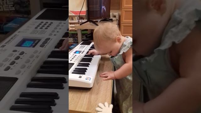 Ребенок играет на синтезаторе. Малышке всего 8 месяцев! смотреть онлайн
