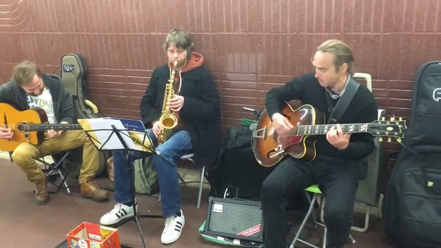 Потрясающие музыканты в метро Барселона. Metro Barcelona. смотреть онлайн